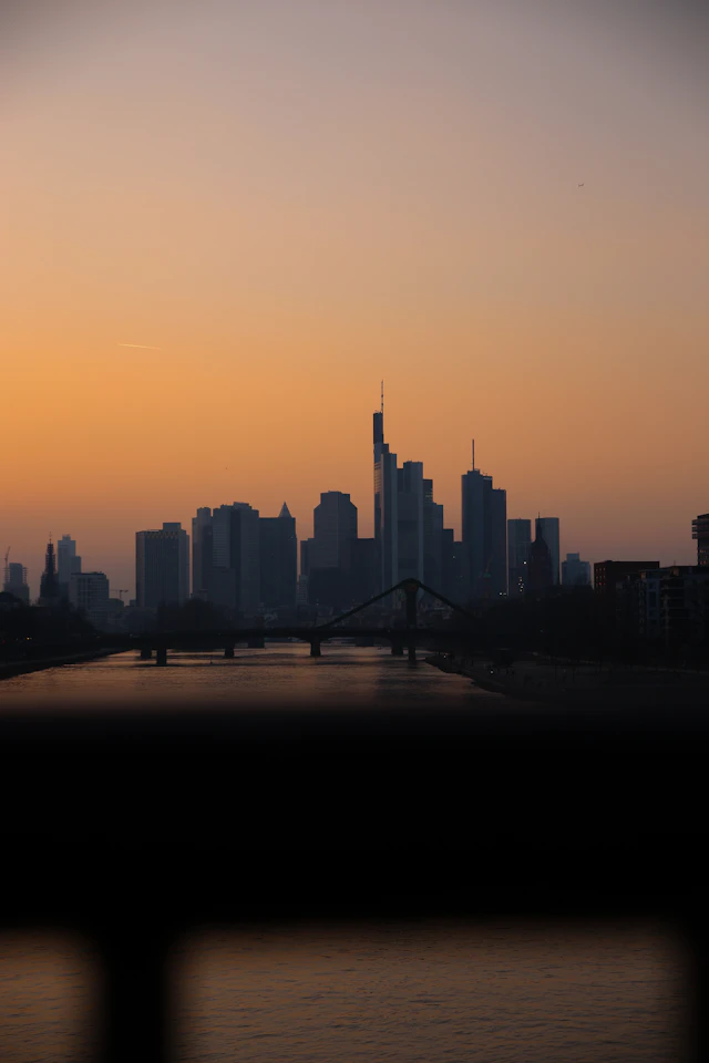 Frankfurter Skyline im warmen Abendlicht
